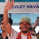 Leroy Sane melambaikan tangan ke arah fans Galatasaray setibanya di Turki