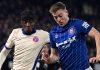 Liam Delap dikawal Noni Madueke di laga Ipswich vs Chelsea