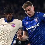 Liam Delap dikawal Noni Madueke di laga Ipswich vs Chelsea