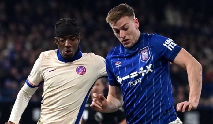 Liam Delap dikawal Noni Madueke di laga Ipswich vs Chelsea