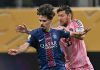 Lionel Messi mencoba merebut bola dari Vitinha