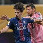 Lionel Messi mencoba merebut bola dari Vitinha