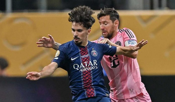 Lionel Messi mencoba merebut bola dari Vitinha