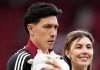 Lisandro Martinez saat mendampingi timnya di laga Manchester United vs ASton Villa