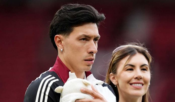 Lisandro Martinez saat mendampingi timnya di laga Manchester United vs ASton Villa