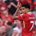Luis Diaz bertepuk tangan kepada fans Liverpool