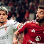 Luis Diaz dan Bruno Fernandes berebut bola atas