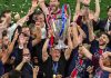 Luis Enrique mengangkat trofi Liga Champions bersama tim PSG