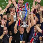 Luis Enrique mengangkat trofi Liga Champions bersama tim PSG
