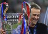 Luis Enrique tersenyum mengangkat trofi Liga Champions