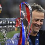 Luis Enrique tersenyum mengangkat trofi Liga Champions