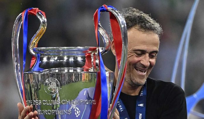 Luis Enrique tersenyum mengangkat trofi Liga Champions