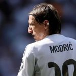 Luka Modric tampak dari belakang di laga Real Madrid vs Al Hilal