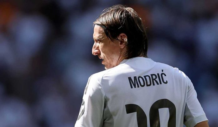Luka Modric tampak dari belakang di laga Real Madrid vs Al Hilal