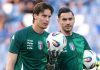 Marco Carnesecchi berjalan bersama Alex Meret di sesi latihan timnas Italia