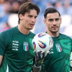 Marco Carnesecchi berjalan bersama Alex Meret di sesi latihan timnas Italia