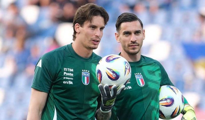 Marco Carnesecchi berjalan bersama Alex Meret di sesi latihan timnas Italia