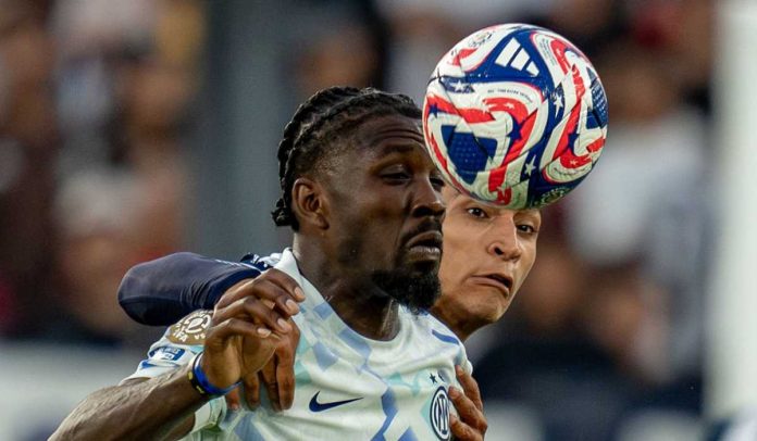 Marcus Thuram mengontrol bola di laga Monterrey v Internazionale Milano