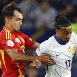 Martin Zubimendi coba hentikan laju Michail Olise