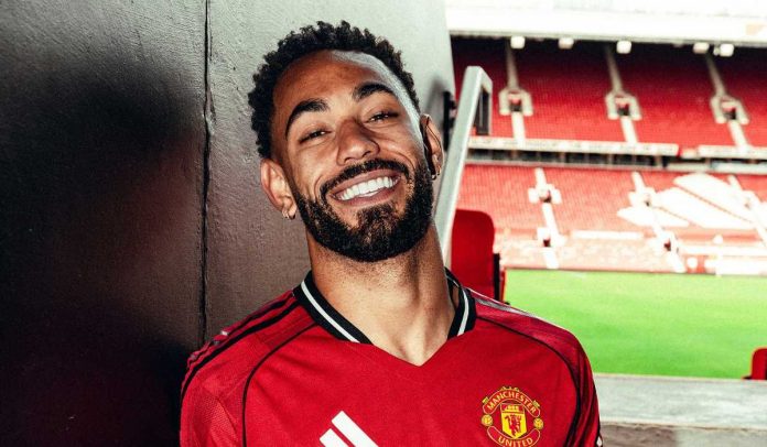 Matheus Cunha saat diperkenalkan sebagai pemain Manchester United