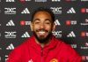 Matheus Cunha saat menandatangani kontrak di Manchester United