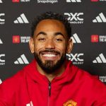 Matheus Cunha saat menandatangani kontrak di Manchester United