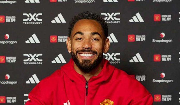 Matheus Cunha saat menandatangani kontrak di Manchester United