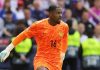 Mike Maignan di laga Prancis vs Spanyol