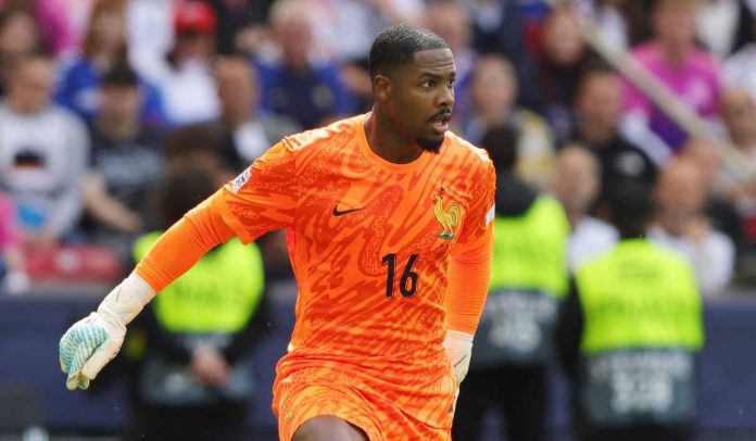 Mike Maignan di laga Prancis vs Spanyol
