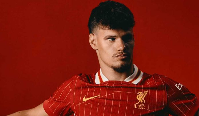 Milos Kerkez diperkenalkan sebagai pemain baru Liverpool