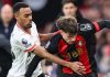 Milos Kerkez mempertahankan bola dari gangguan Ryan Gravenberch