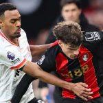 Milos Kerkez mempertahankan bola dari gangguan Ryan Gravenberch