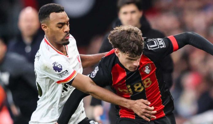 Milos Kerkez mempertahankan bola dari gangguan Ryan Gravenberch