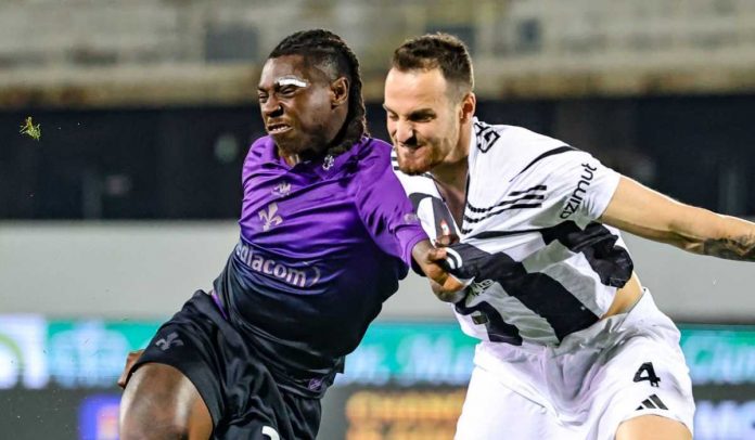 Moise Kean berduel dengan Federico Gatti