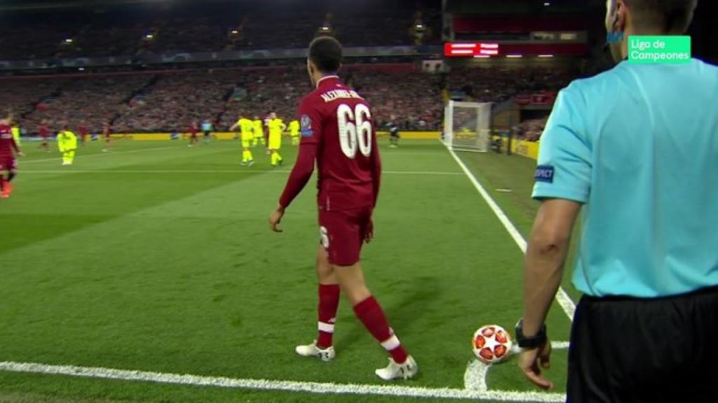 Momen saat Trent Alexander-Arnold ambil sepak pojok cepat vs Barcelona