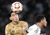 Nayef Aguerd berebut bola dengan Jude Bellingham