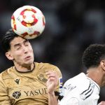 Nayef Aguerd berebut bola dengan Jude Bellingham