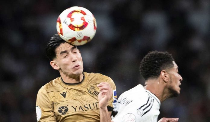 Nayef Aguerd berebut bola dengan Jude Bellingham