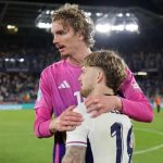 Nick Woltemade dari Jerman mengucapkan selamat kepada Harvey Elliott dari Inggris