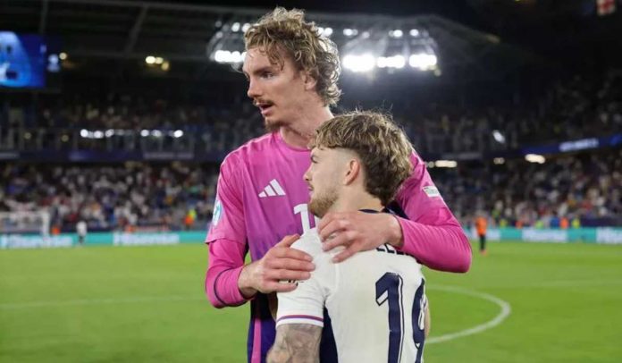 Nick Woltemade dari Jerman mengucapkan selamat kepada Harvey Elliott dari Inggris