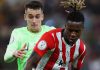 Nico Williams melindungi bola dari Gavi di laga Athletic Club de Bilbao vs Barcelona