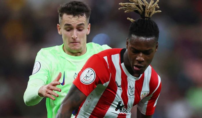 Nico Williams melindungi bola dari Gavi di laga Athletic Club de Bilbao vs Barcelona