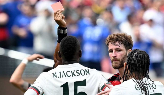 Nicolas Jackson diganjar kartu merah wasit