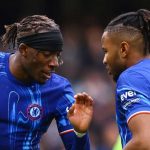 Noni Madueke berbicara dengan Christopher Nkunku di laga Chelsea FC v Nottingham Forest