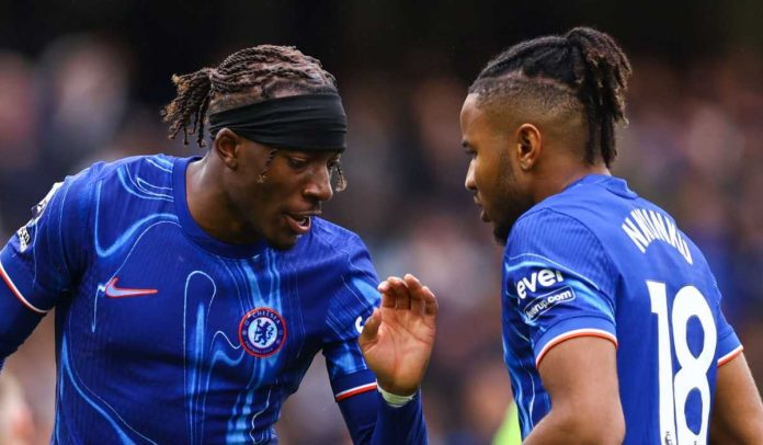Noni Madueke berbicara dengan Christopher Nkunku di laga Chelsea FC v Nottingham Forest