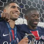 Ousmane Dembele merayakan trofi Liga Champions bersama Achraf Hakimi