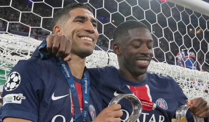 Ousmane Dembele merayakan trofi Liga Champions bersama Achraf Hakimi