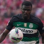 Ousmane Diomande mengontrol bola di laga Sporting vs Benfica