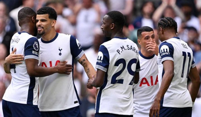 Para pemain Tottenham merayakan gol ke gawang Brighton