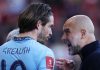 Pep Guardiola memberi instruksi Jack Grealish